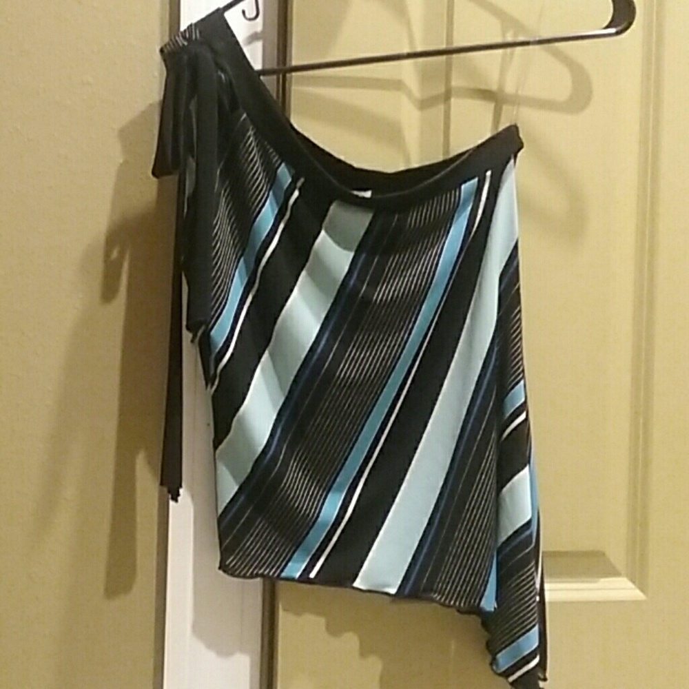 One shoulder shirt